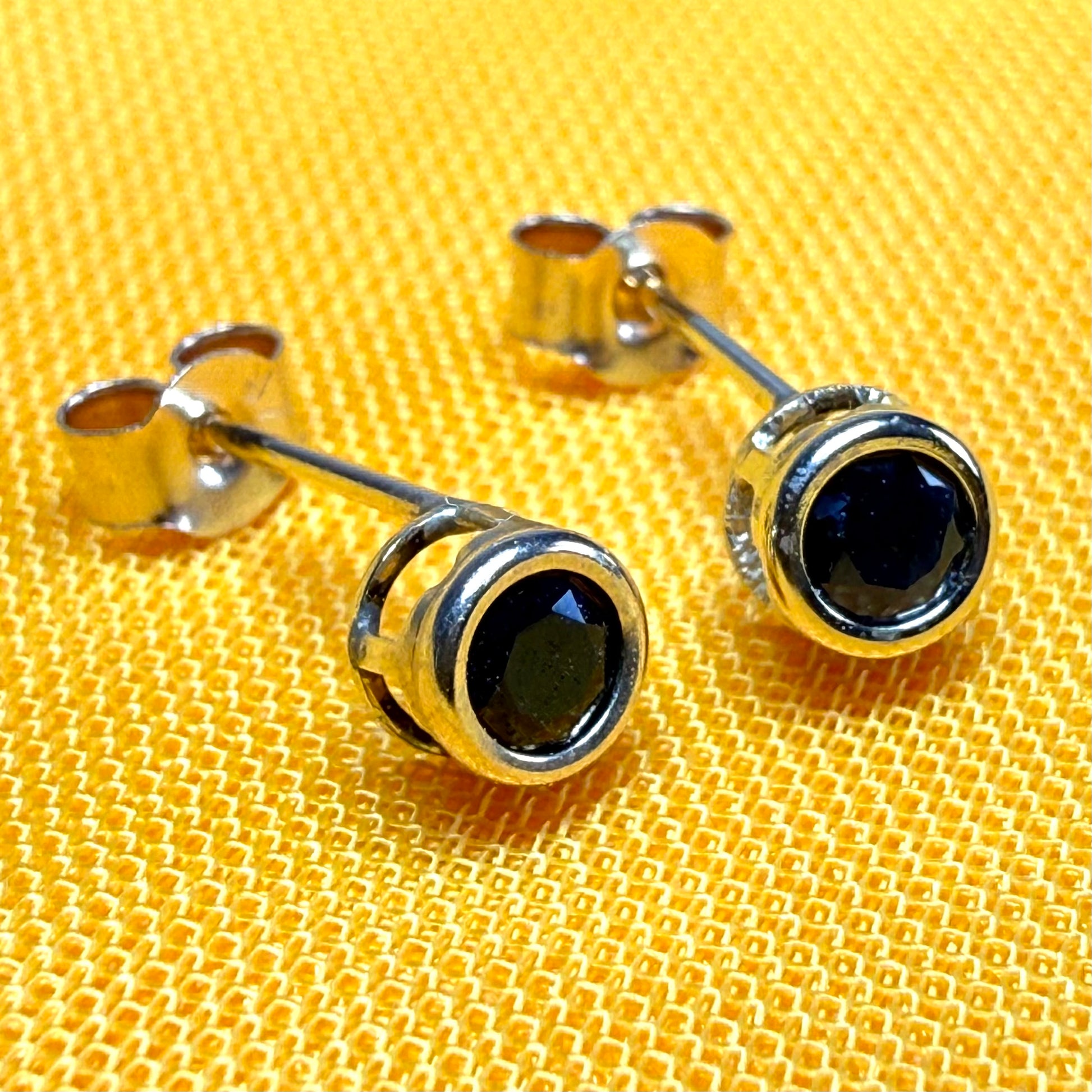 Round shaped  small yellow gold real blue sapphire stud earrings 3 mm
