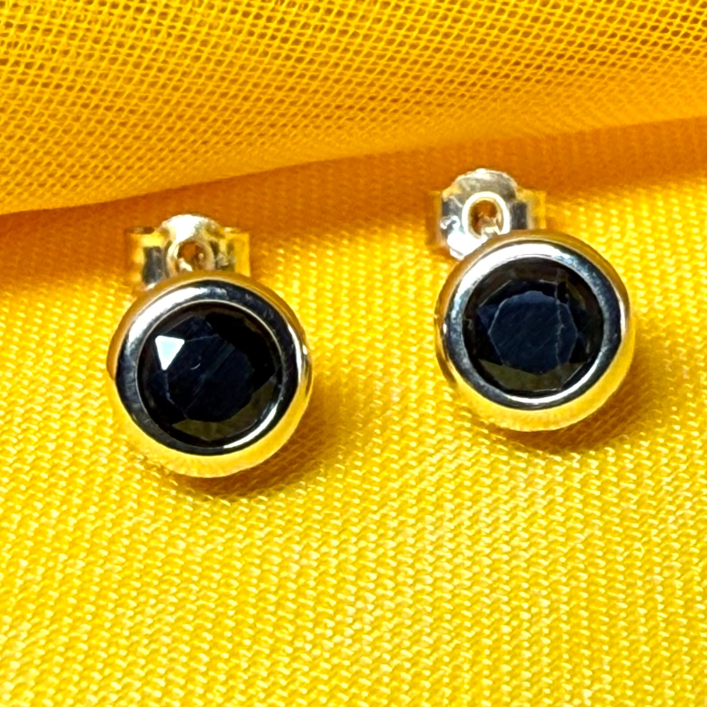 Round shaped  yellow gold real blue sapphire stud earrings