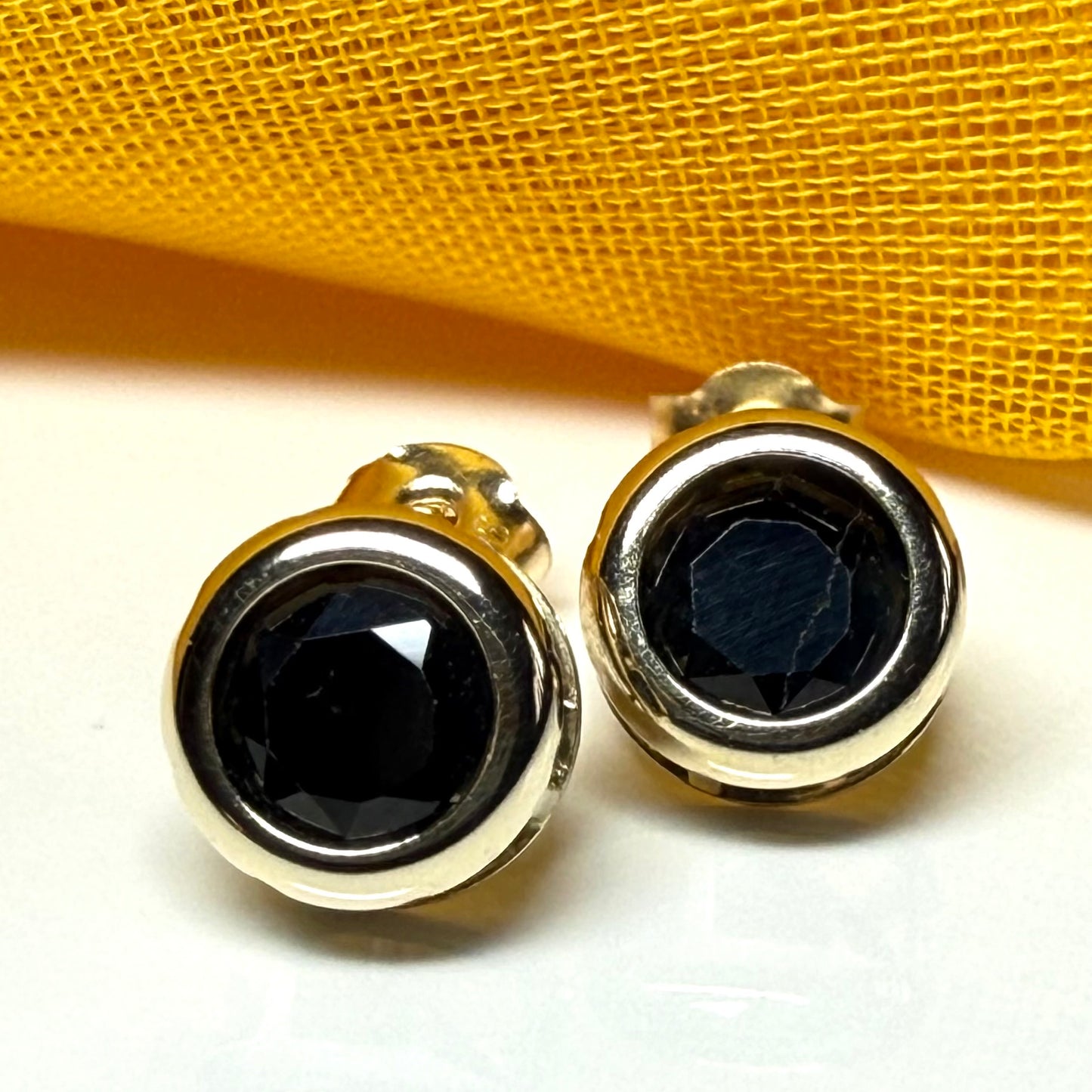 Round shaped  yellow gold real blue sapphire stud earrings