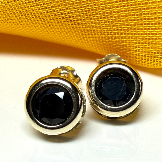 Round shaped  yellow gold real blue sapphire stud earrings