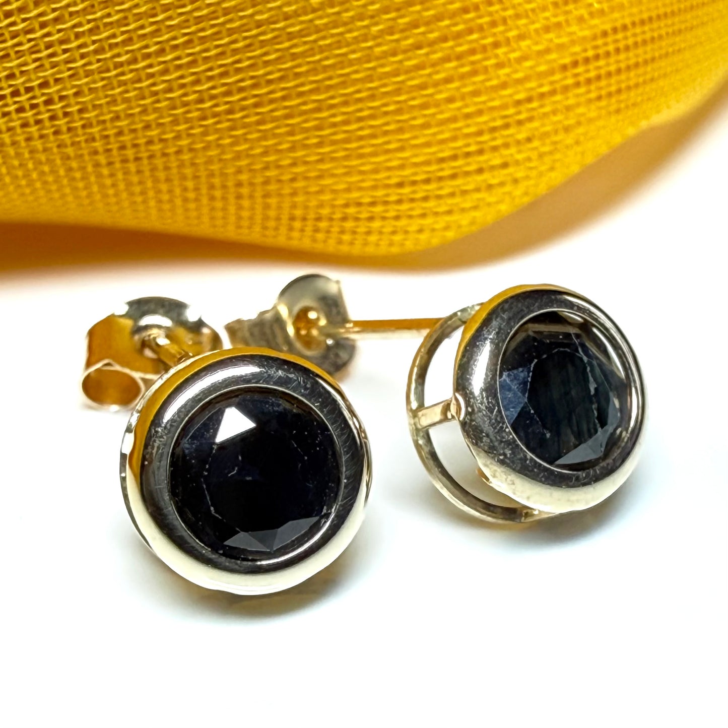 Round shaped  yellow gold real blue sapphire stud earrings