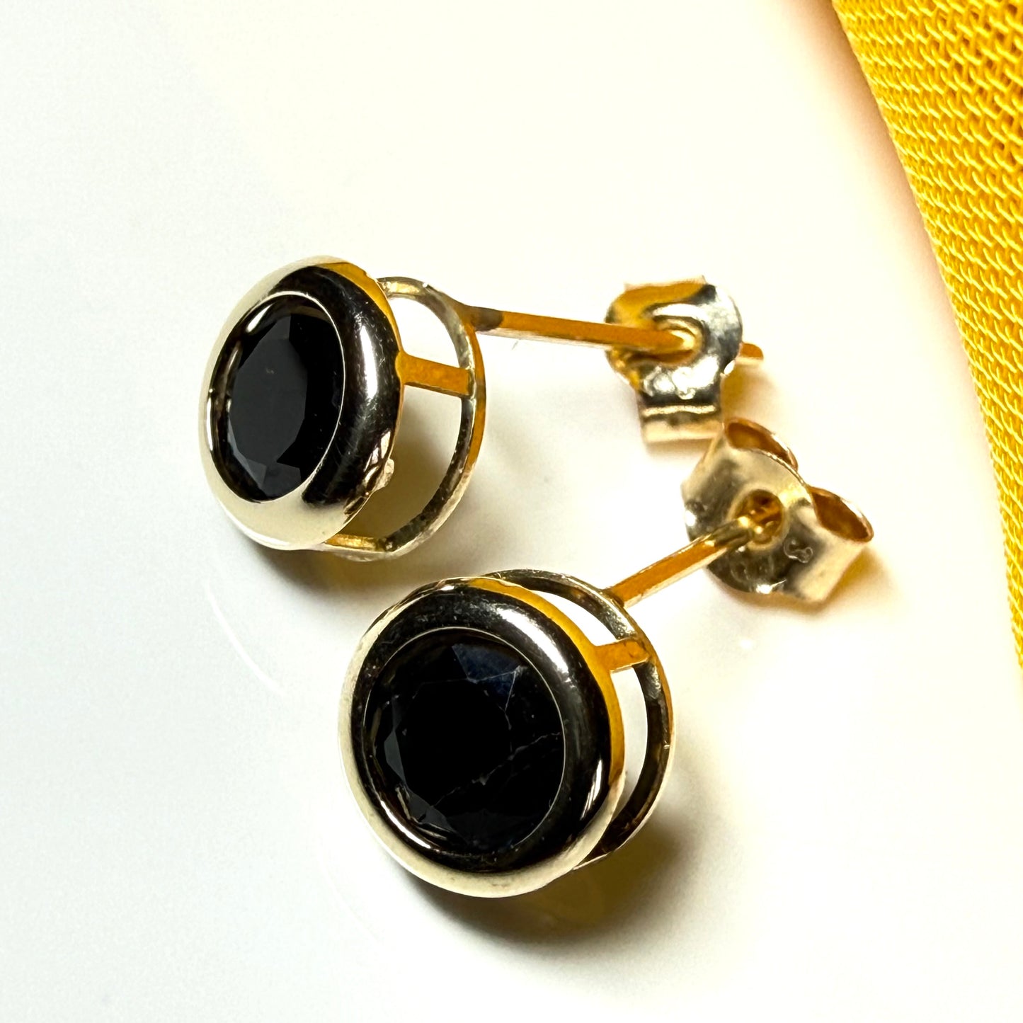 Round shaped  yellow gold real blue sapphire stud earrings