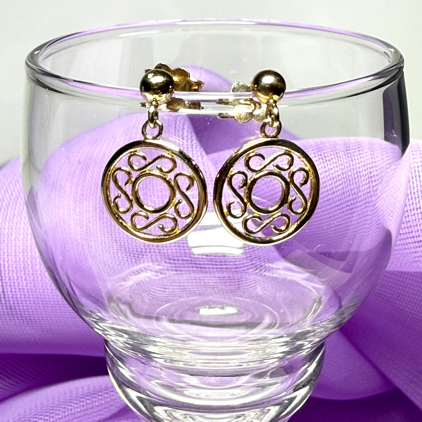 Round yellow gold drop earrings