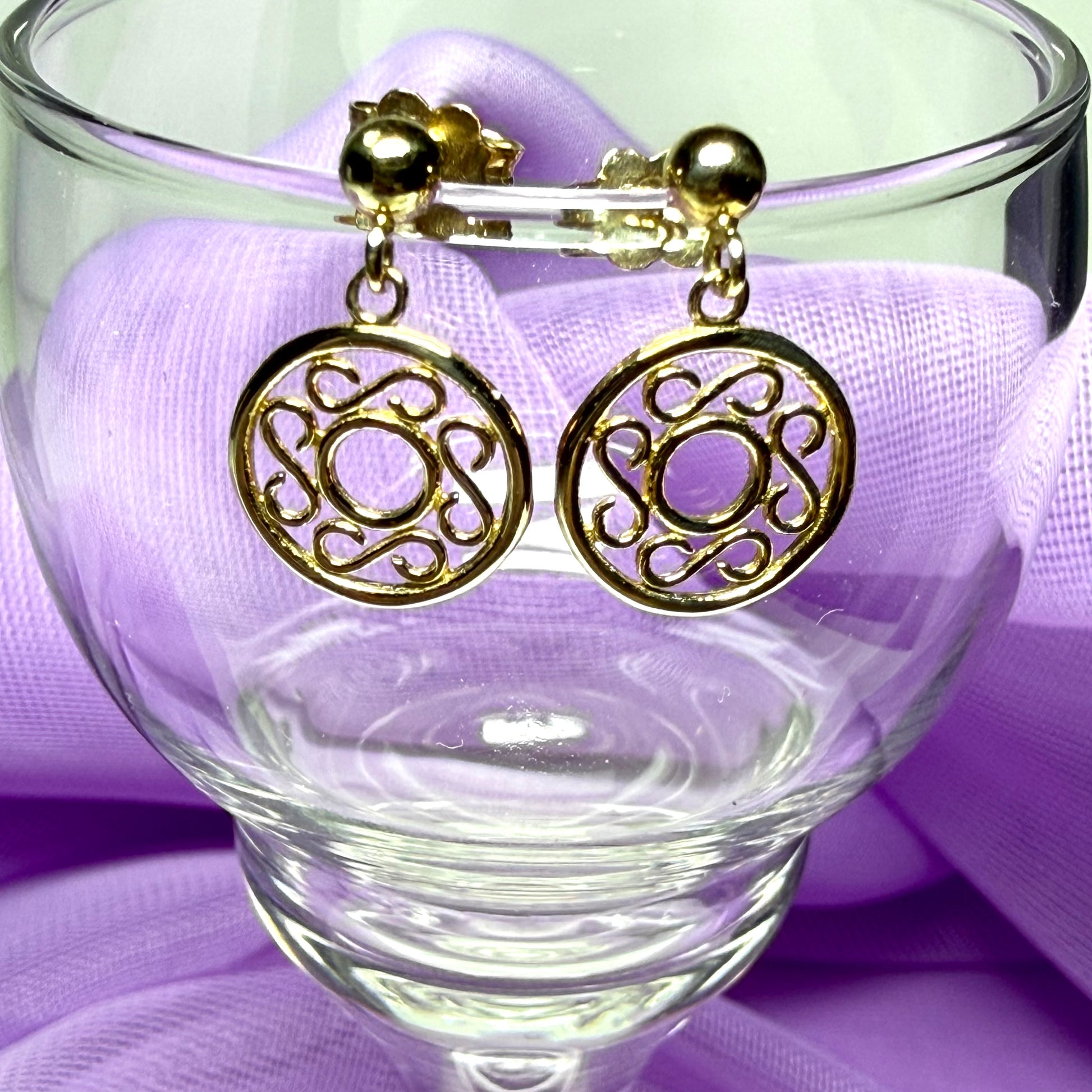 Round yellow gold drop earrings