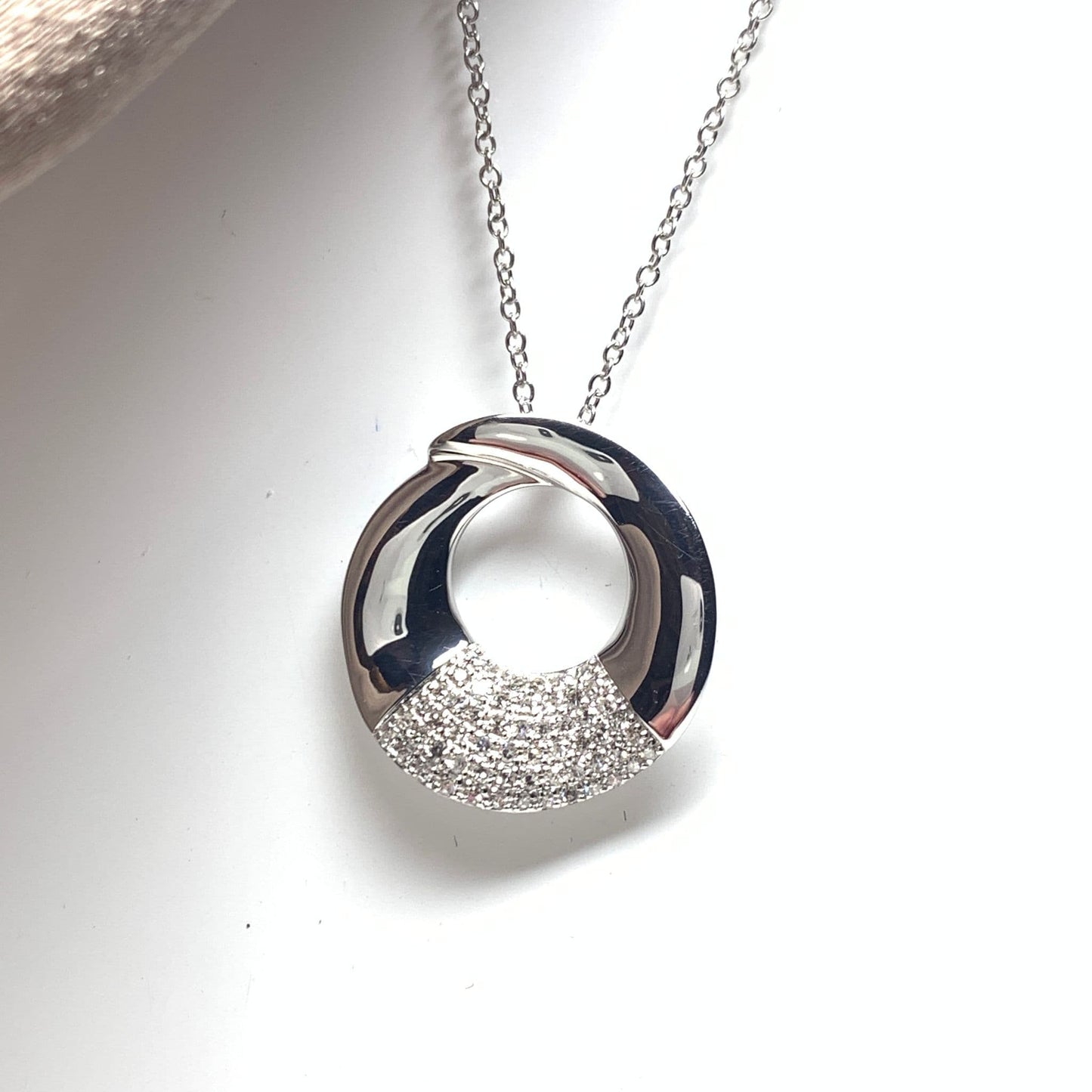 Round diamond sparkling necklace pendant