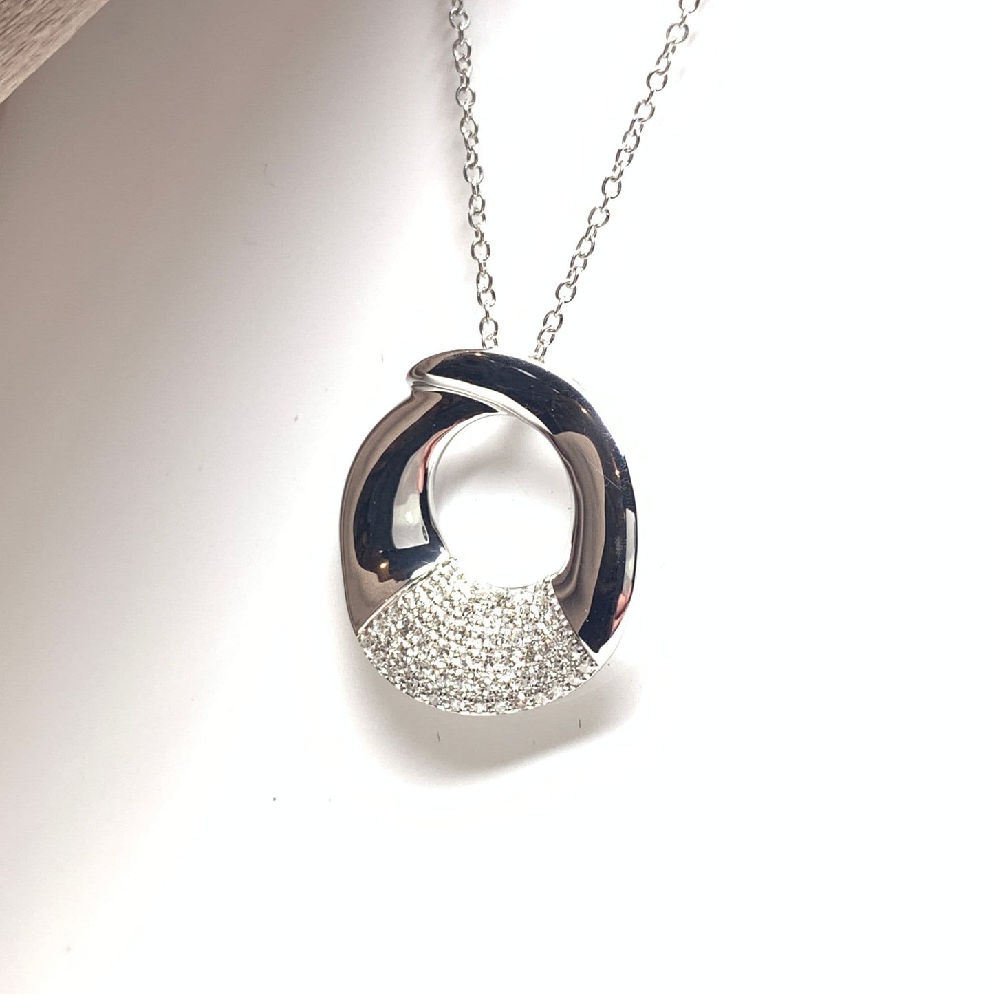Round diamond sparkling necklace pendant