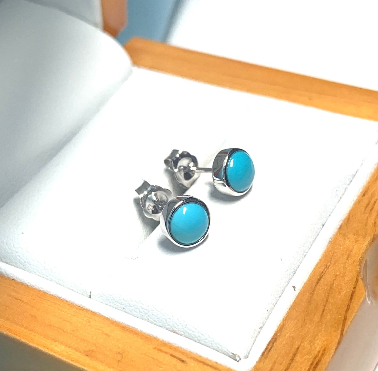 Turquoise round white gold stud earrings