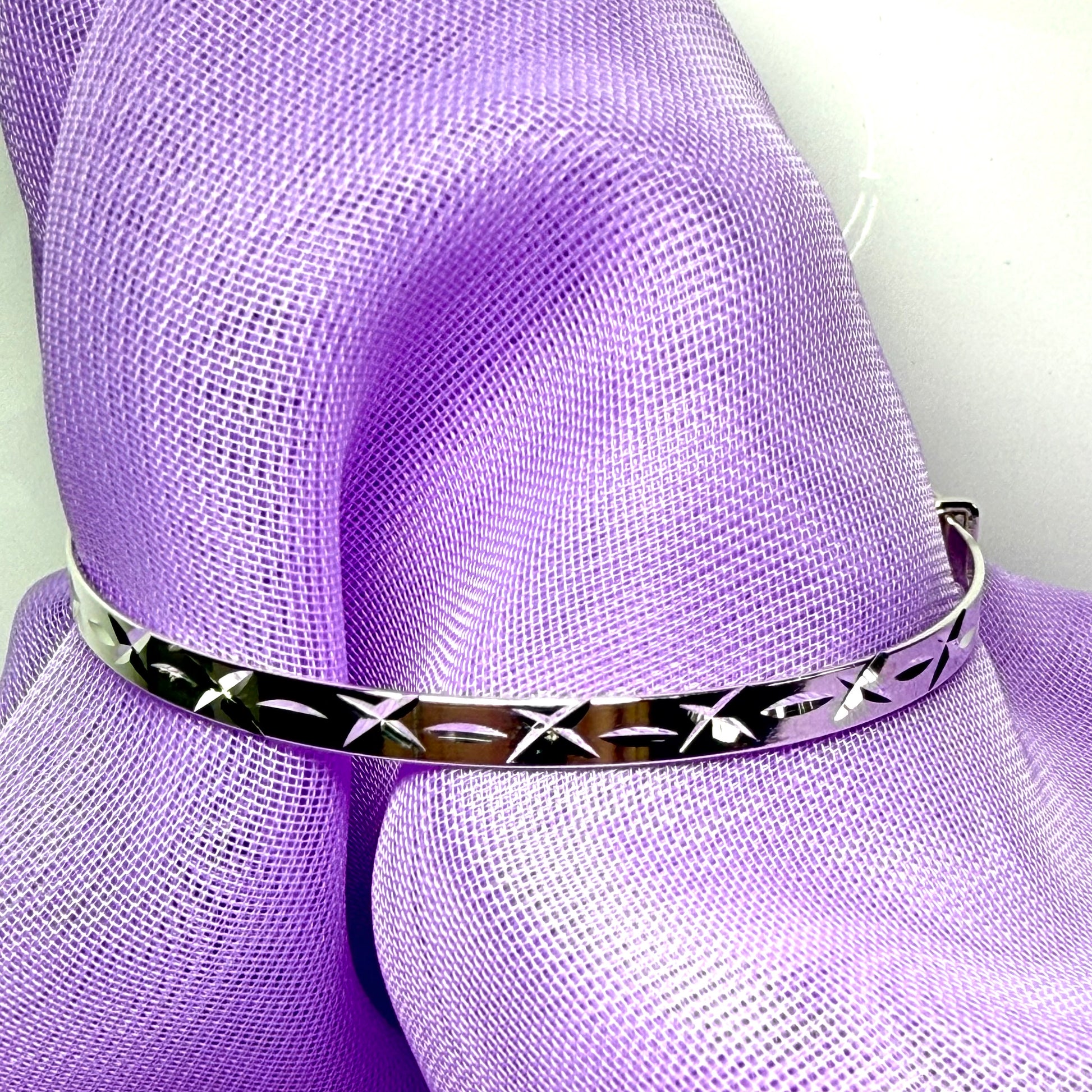 Silver Diamond Cut Kiss Large Expanding Bangle