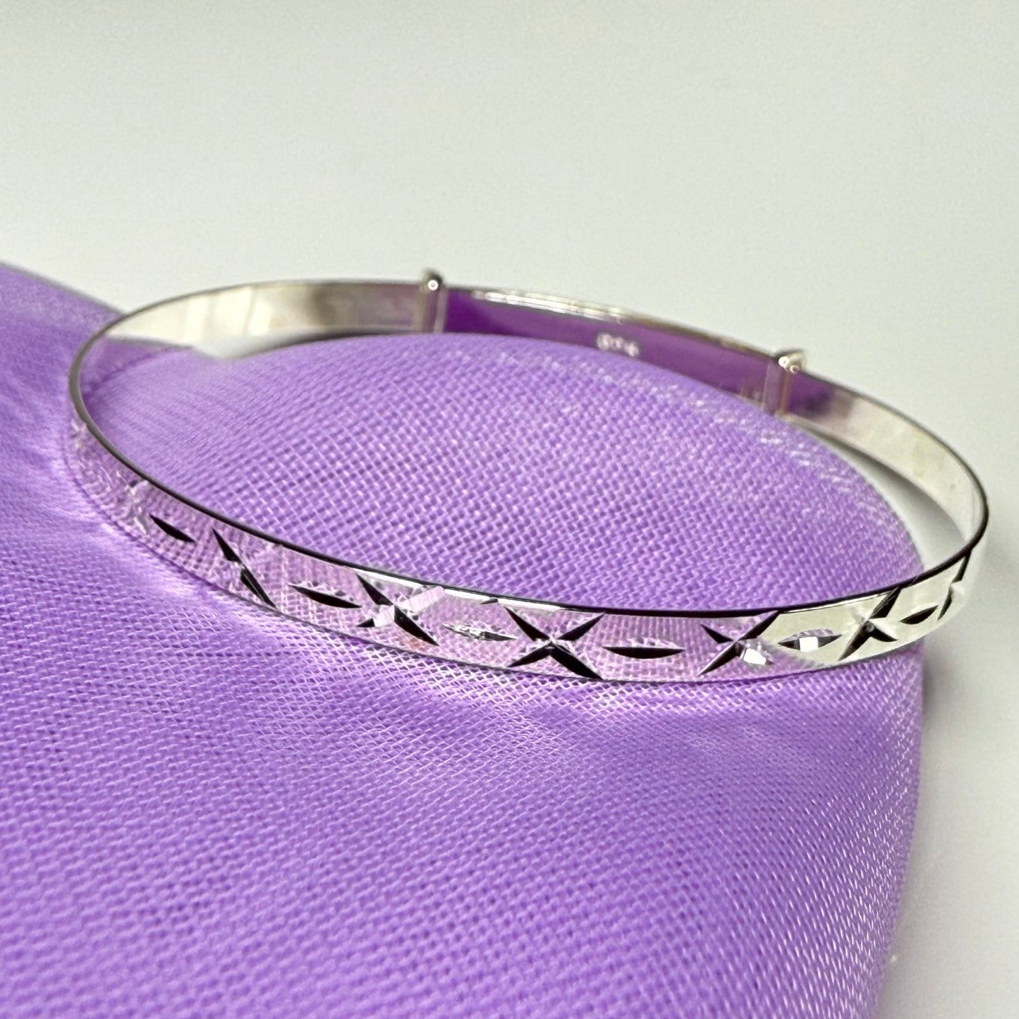 Silver Diamond Cut Kiss Large Expanding Bangle