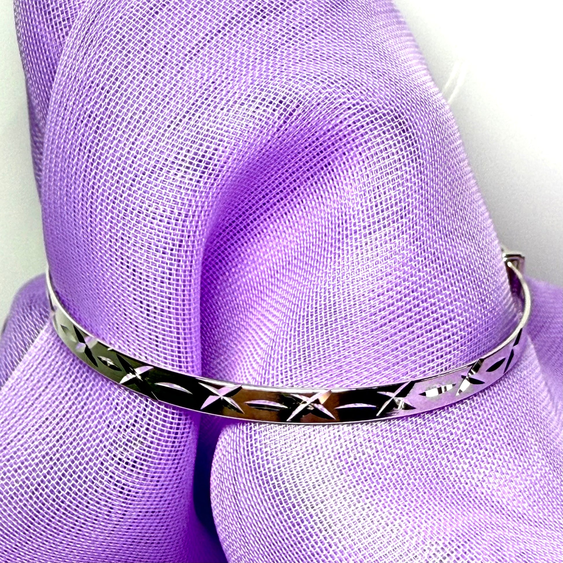 Silver Diamond Cut Kiss Large Expanding Bangle