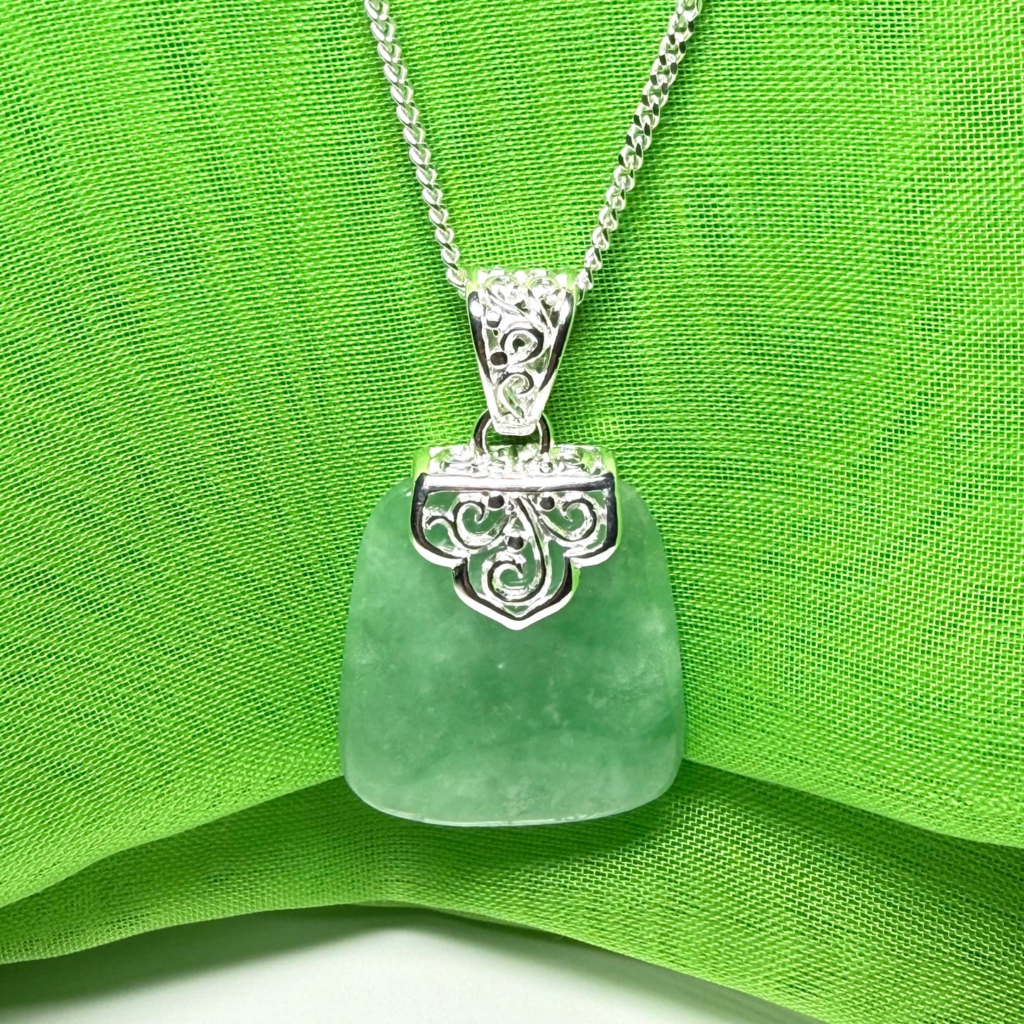 Stunning, a real green jade necklace large shaped with a patterned top pendant