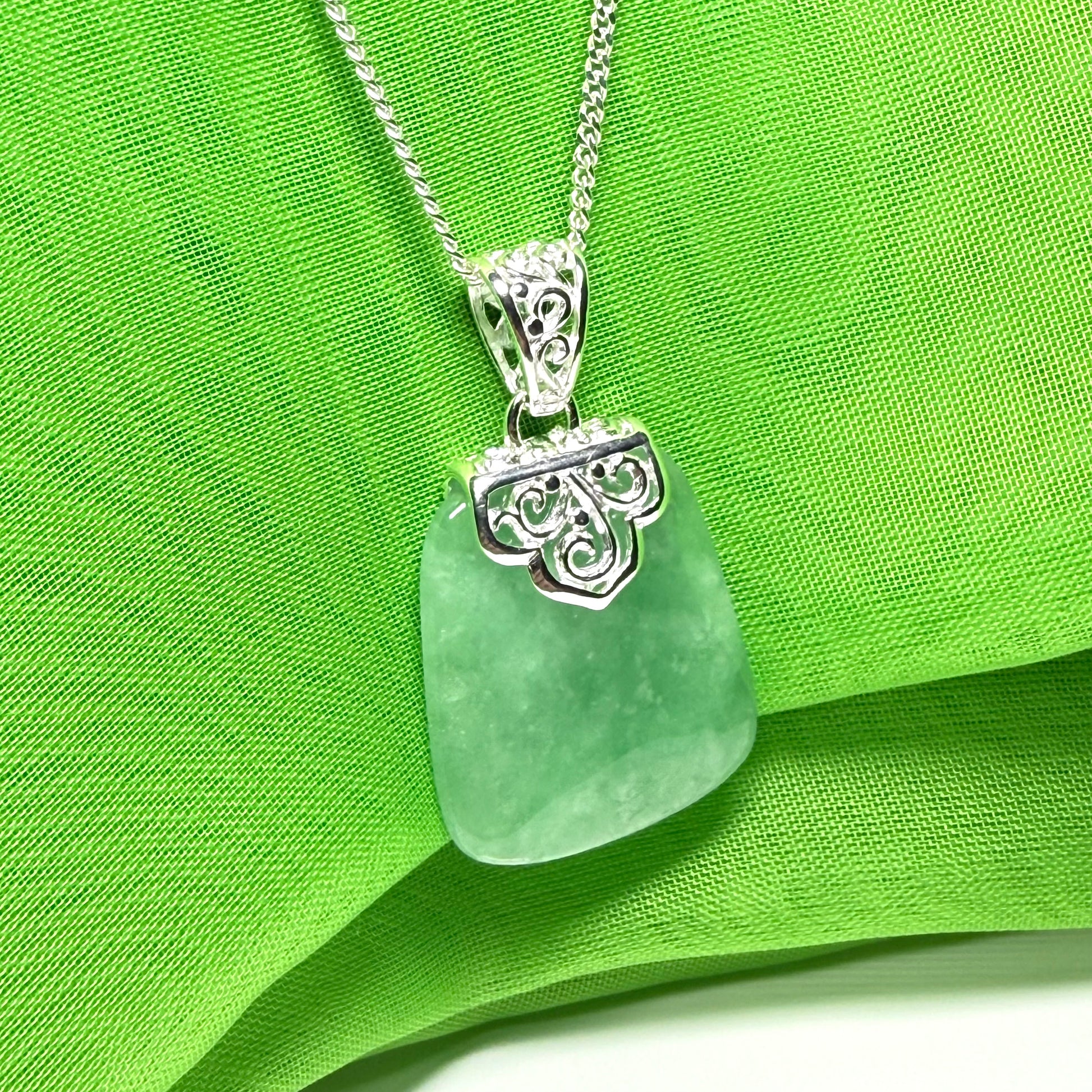 Stunning, a real green jade necklace large shaped with a patterned top pendant
