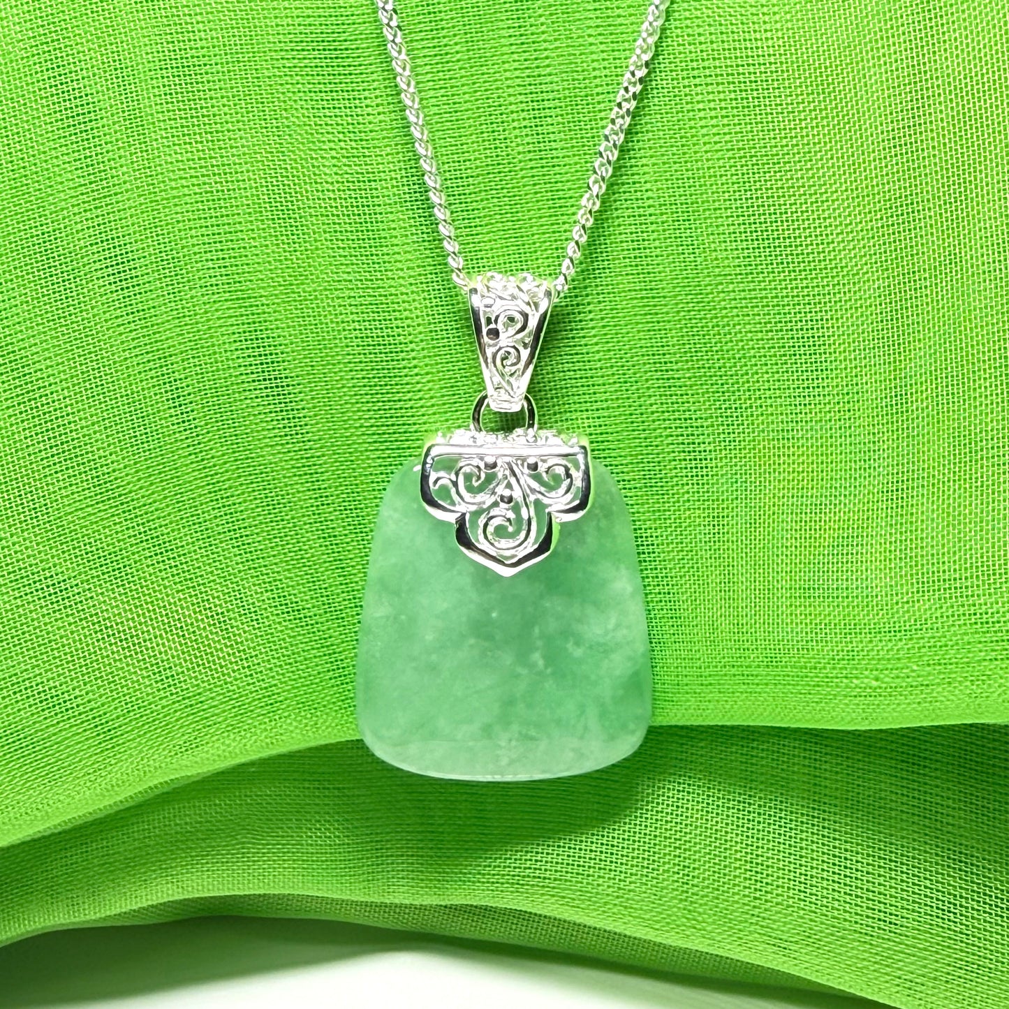 Stunning, a real green jade necklace large shaped with a patterned top pendant and a chain