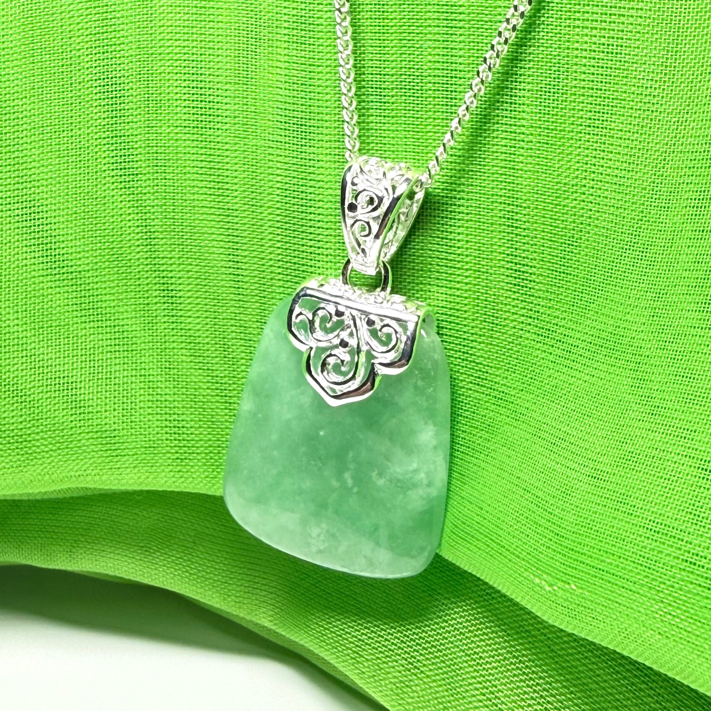 Stunning, a real green jade necklace large shaped with a patterned top pendant