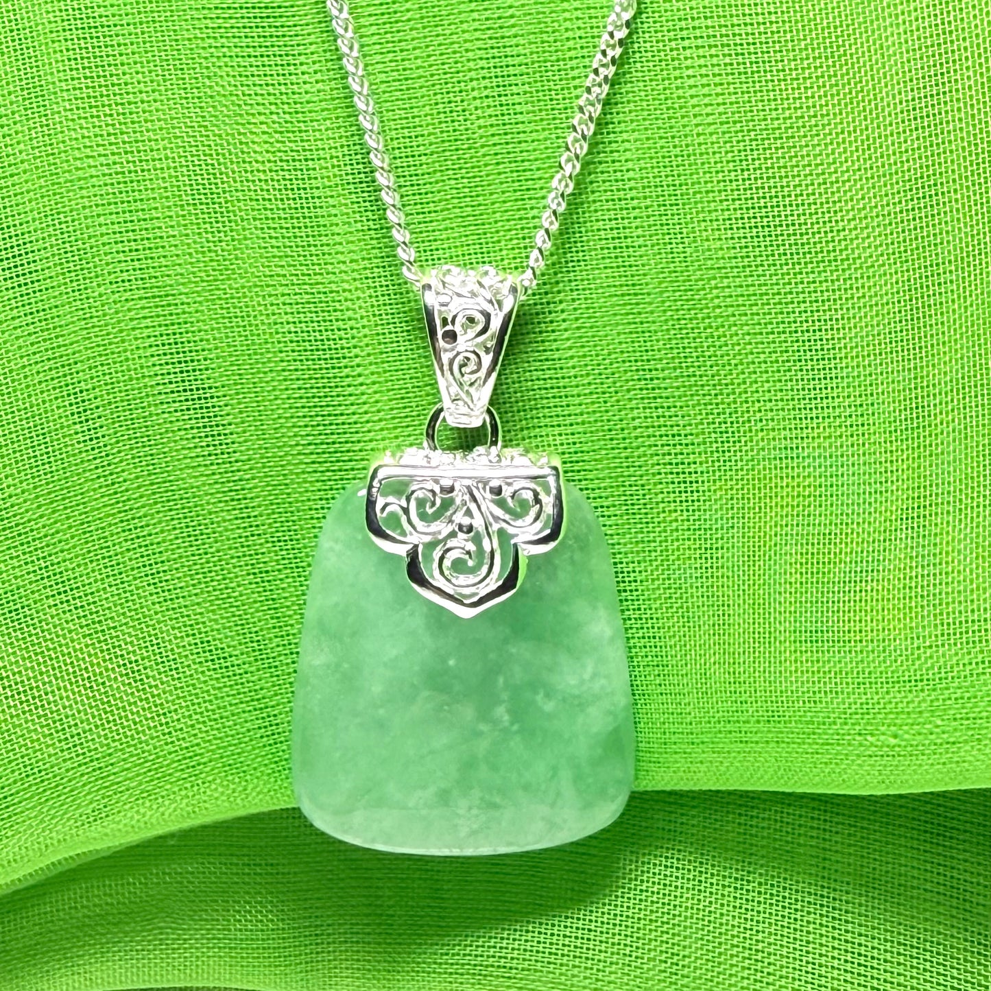 Stunning, a real green jade necklace large shaped with a patterned top pendant