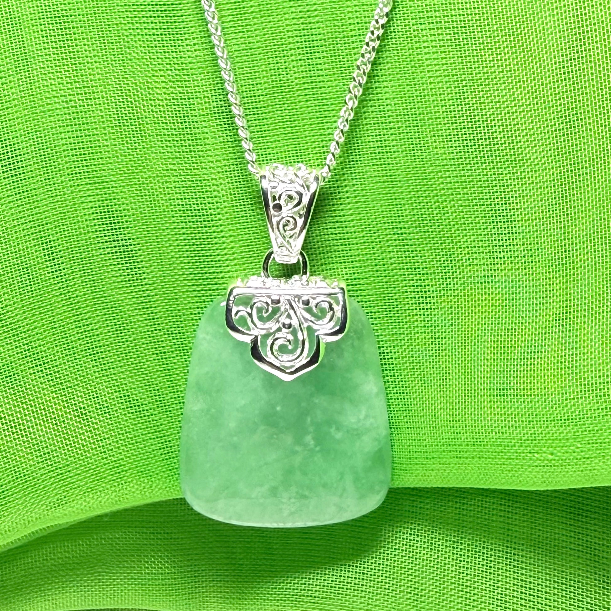 Stunning, a real green jade necklace large shaped with a patterned top pendant