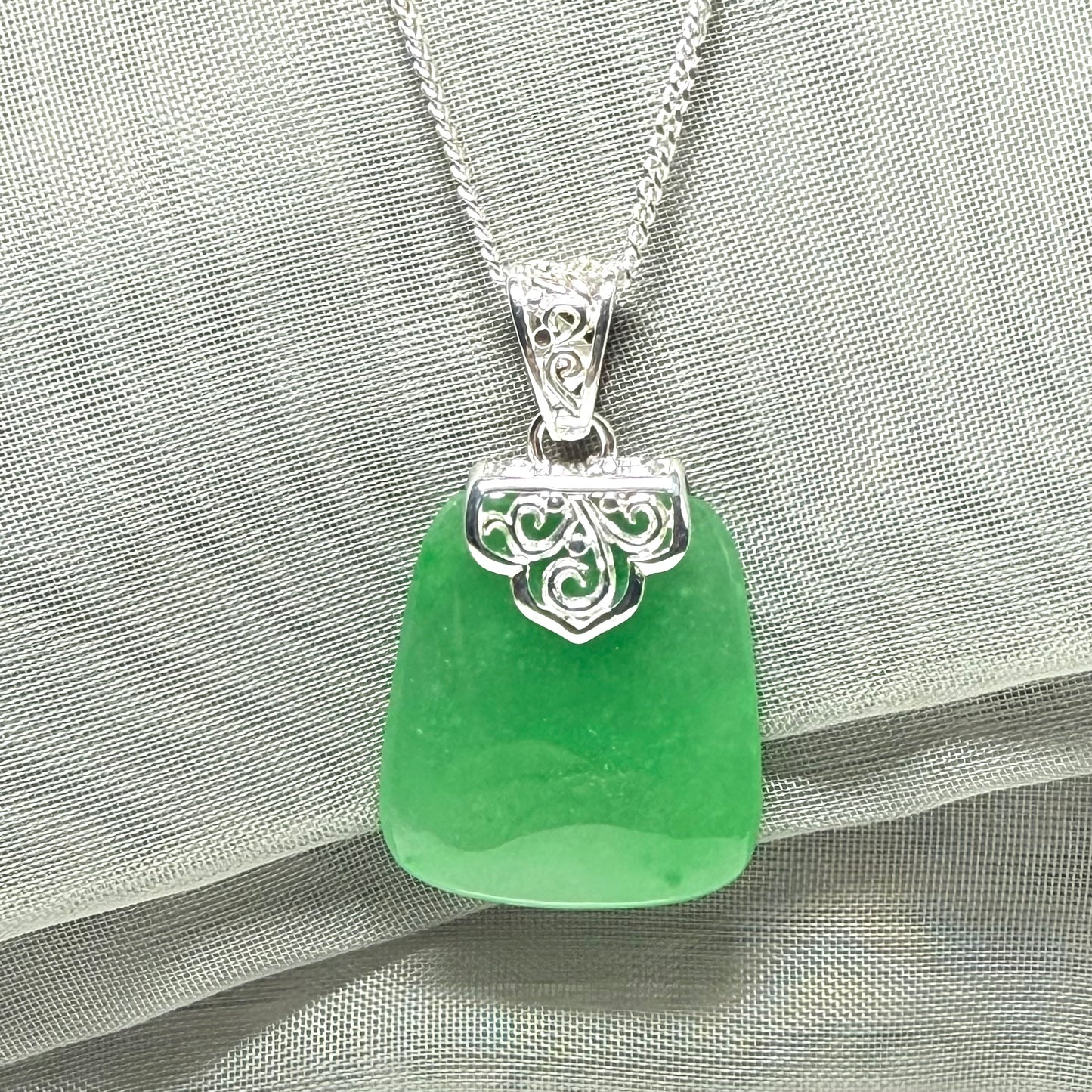 A stunning real jade necklace green sterling silver large cushion shaped, a truly gorgeous pendant