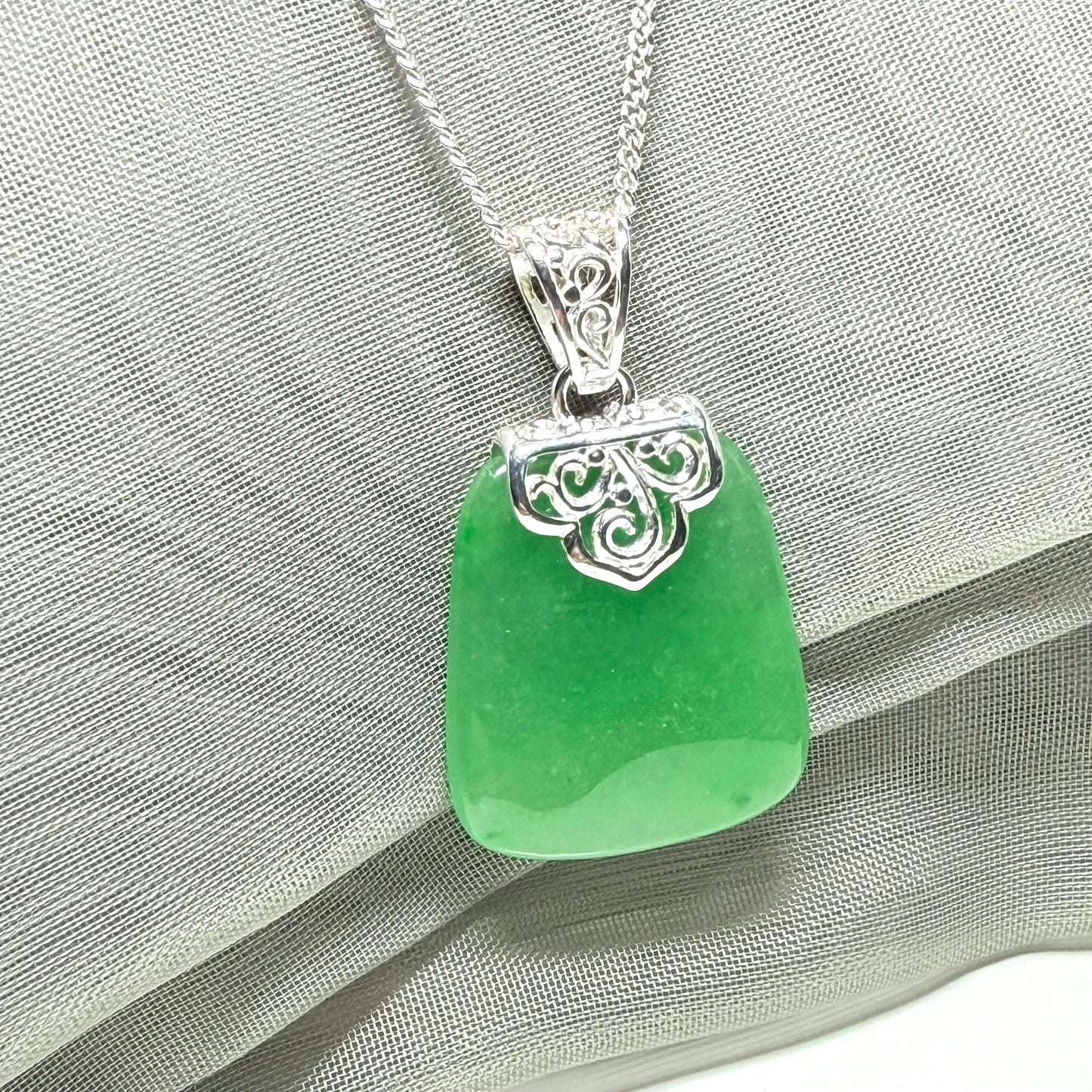 A stunning real jade necklace green sterling silver large cushion shaped, a truly gorgeous pendant