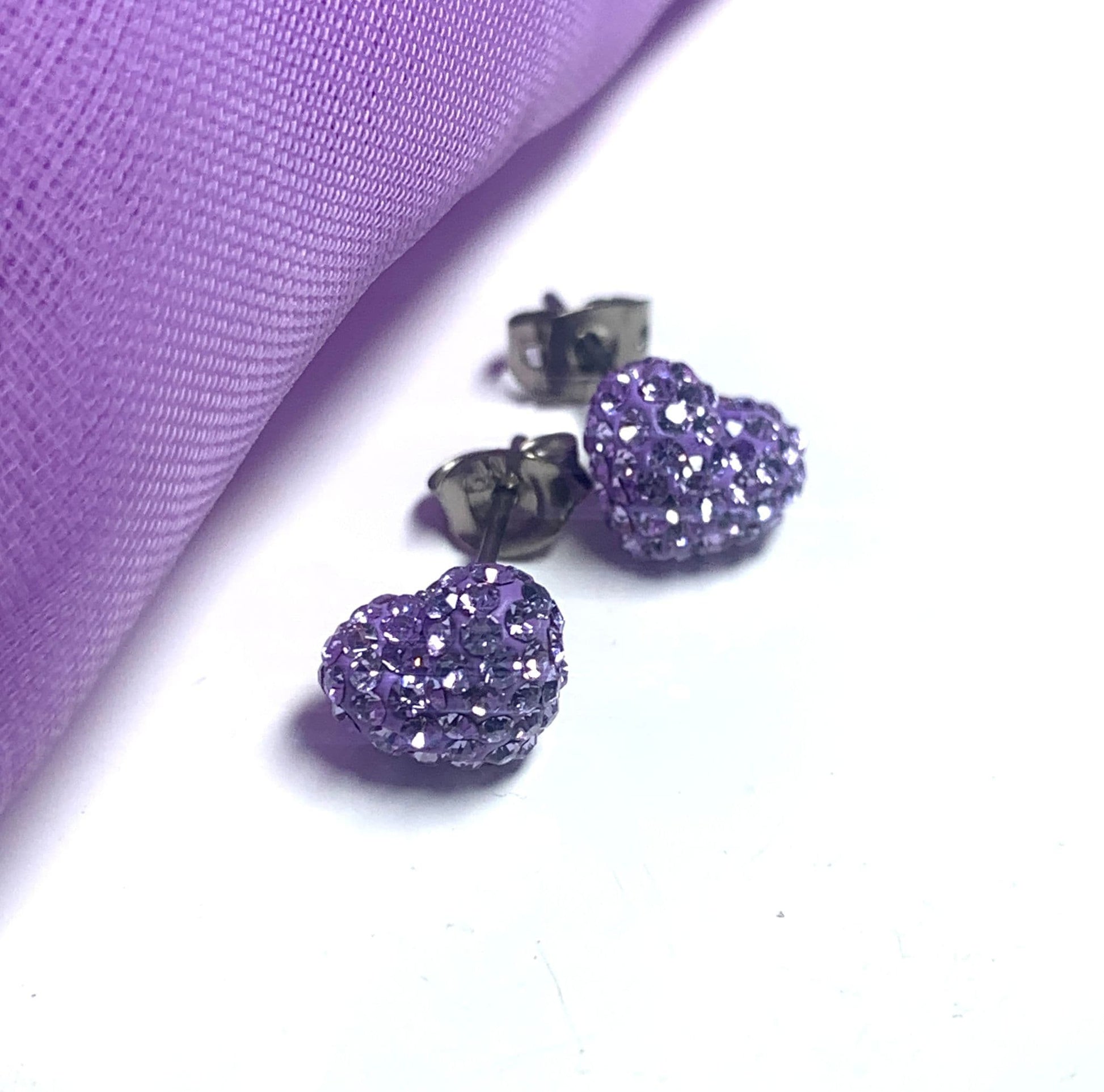 Tresor Paris heart shaped 10 mm lilac stud earrings titanium