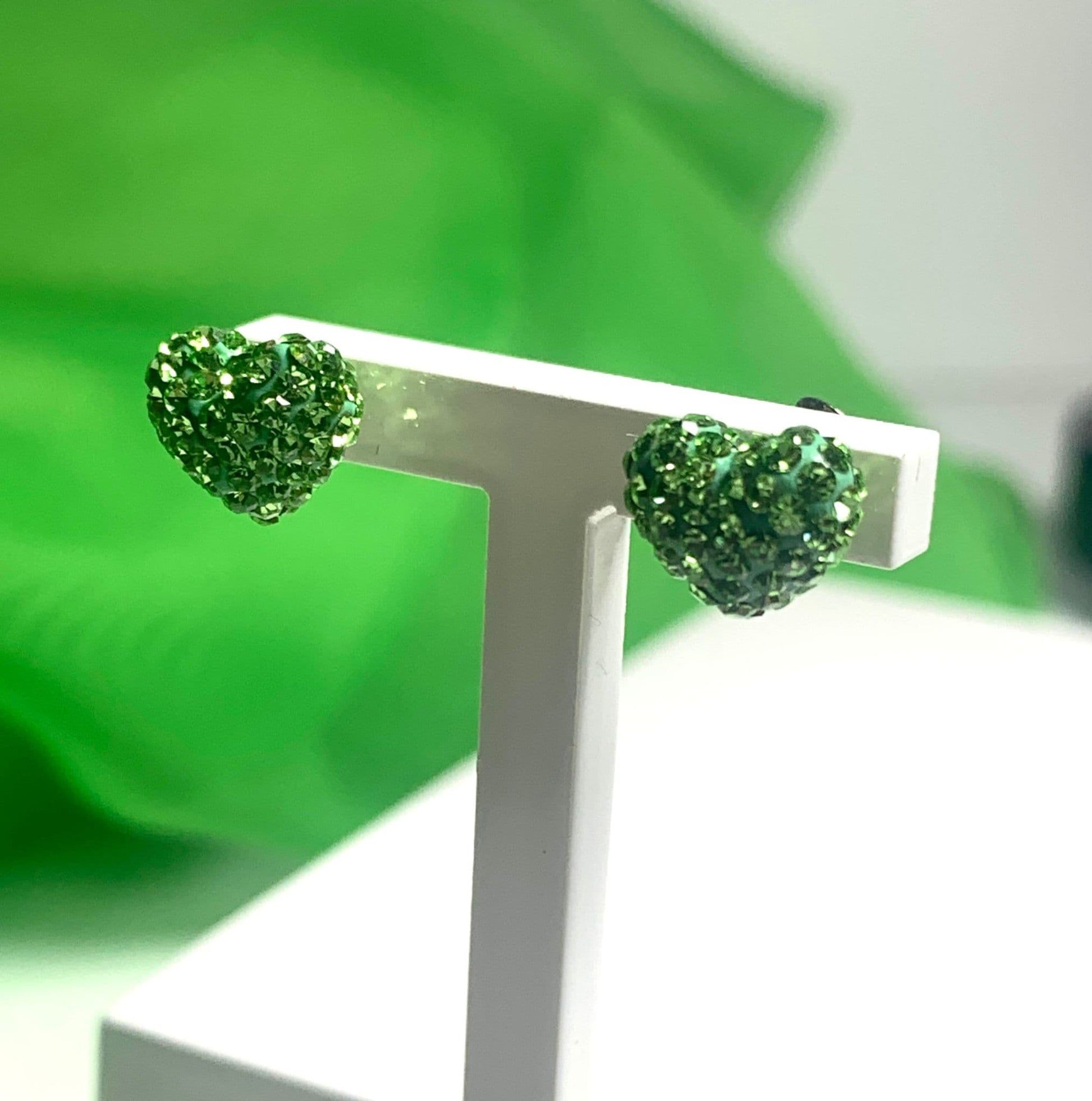 Tresor Paris light green heart shaped 10 mm stud earrings titanium