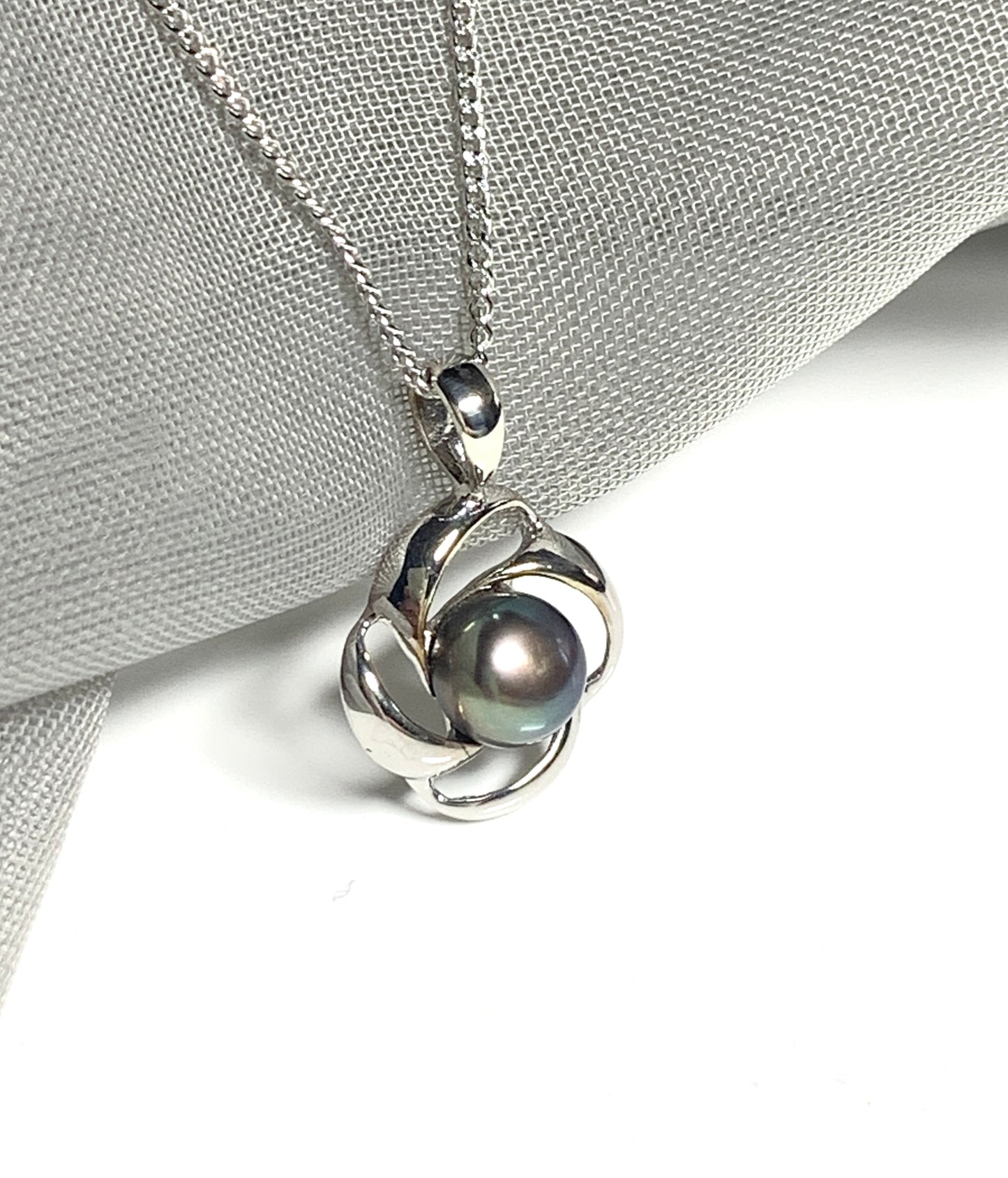Grey pearl necklace white gold pendant