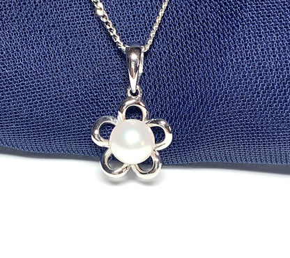 White Gold Round Pearl Daisy Necklace