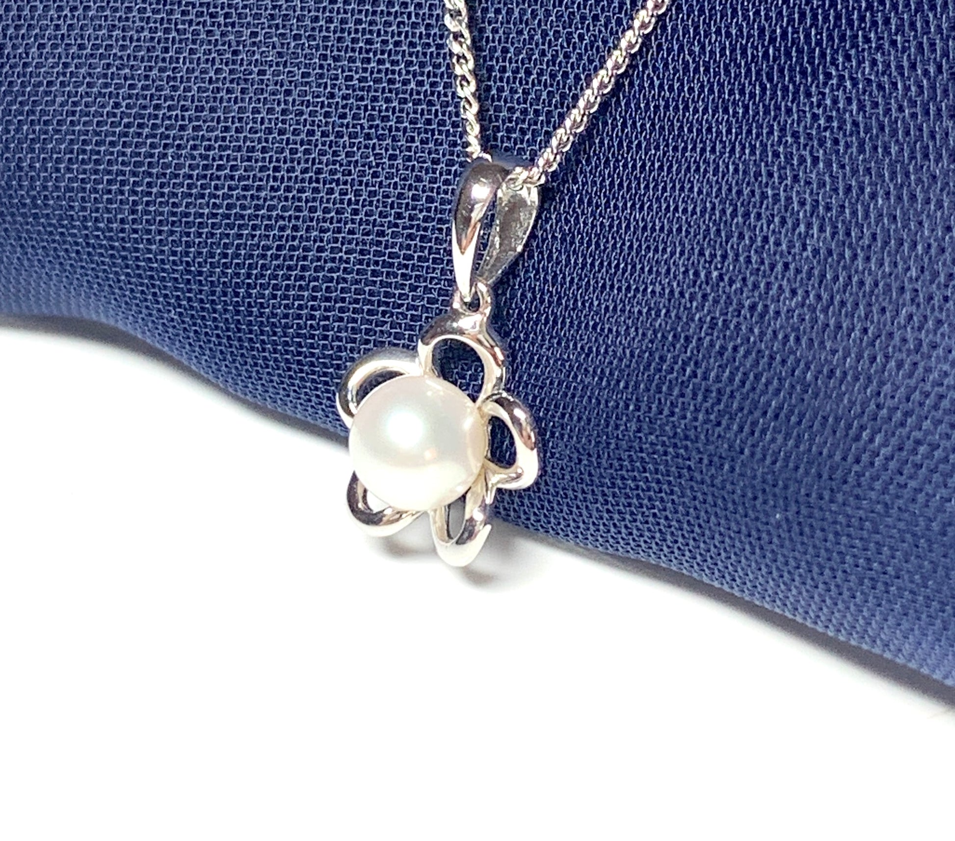 White Gold Round Pearl Daisy Necklace