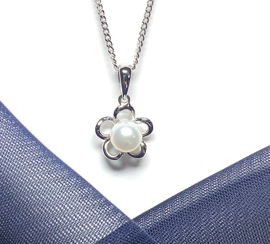 White Gold Round Pearl Daisy Necklace
