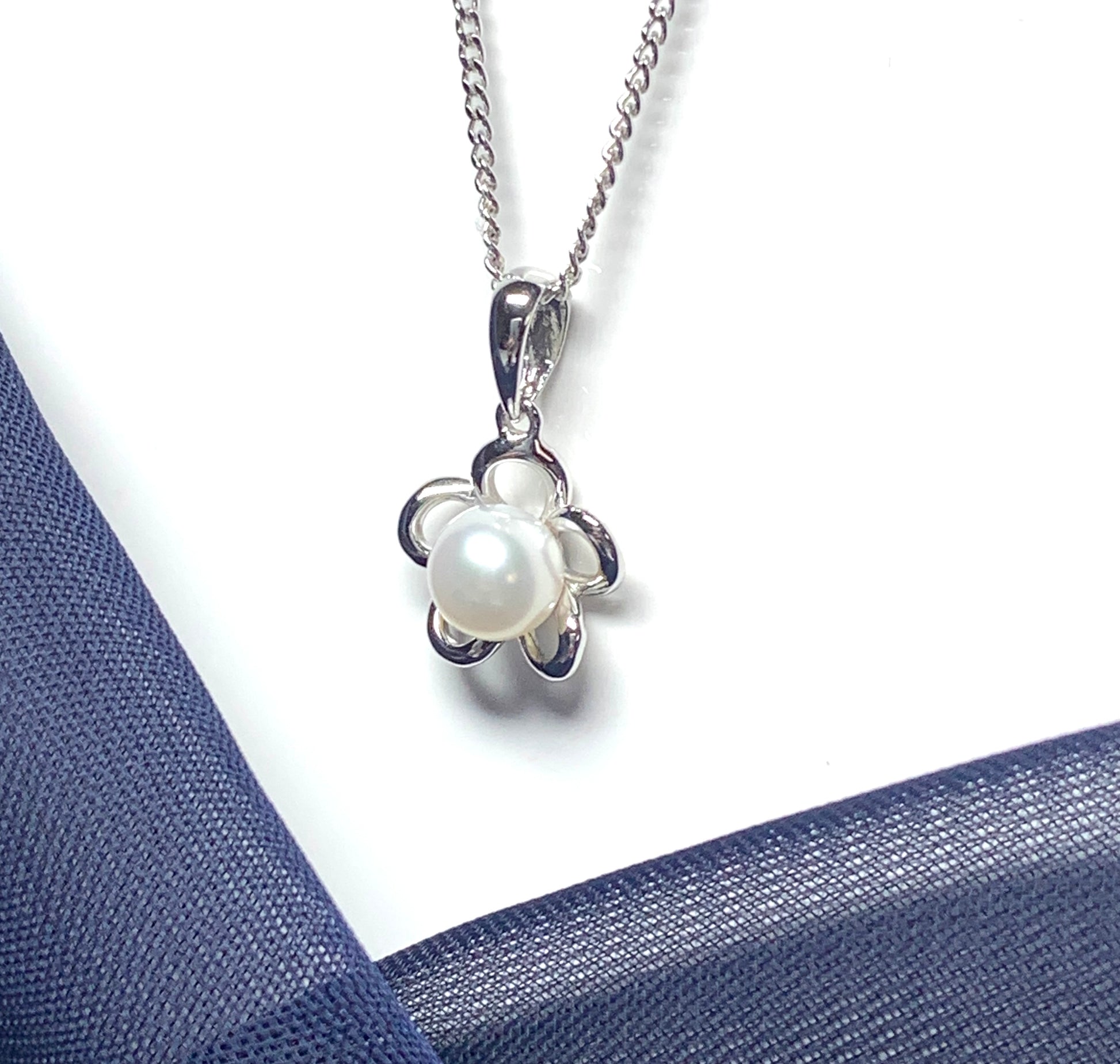 White Gold Round Pearl Daisy Necklace