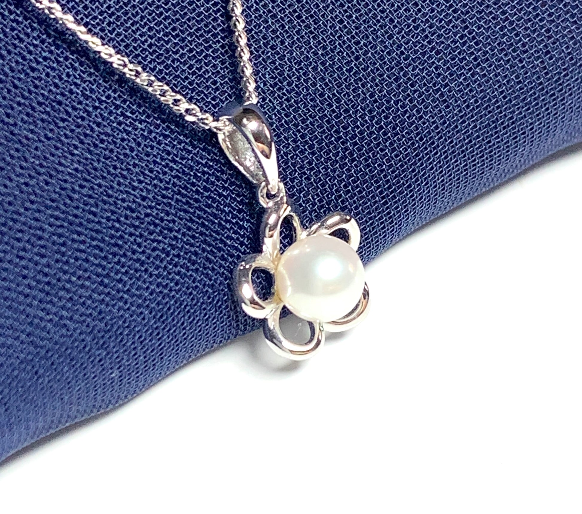 White Gold Round Pearl Daisy Necklace