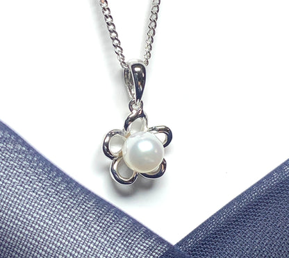 White Gold Round Pearl Daisy Necklace