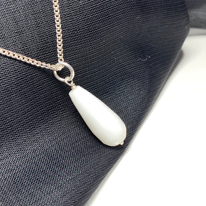 White teardrop shaped agate necklace pendent