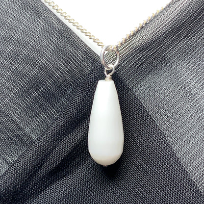 White teardrop shaped agate necklace pendent