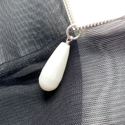 White teardrop shaped agate necklace pendent