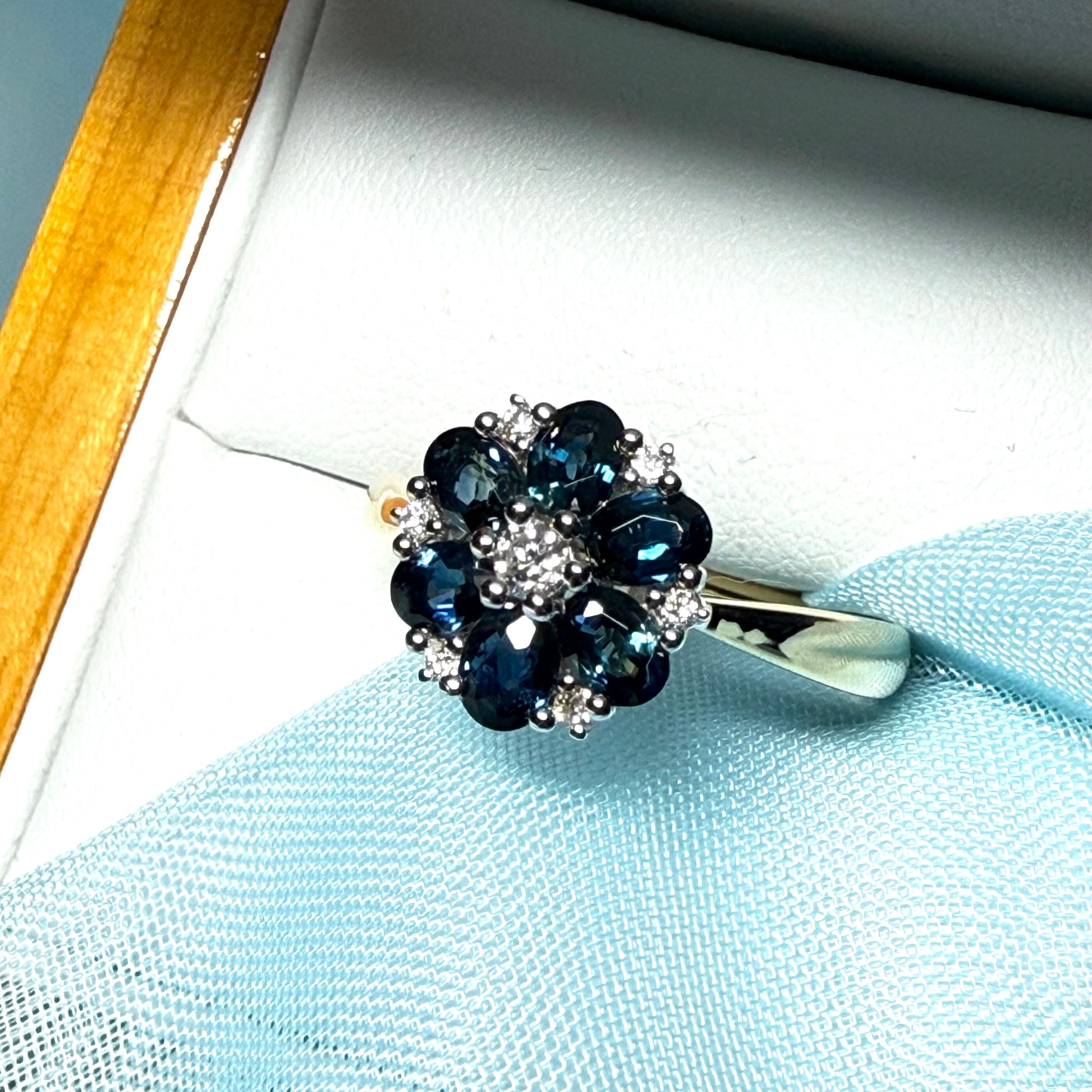 Yellow gold real dark blue sparkling sapphire and diamond round shaped cluster ring