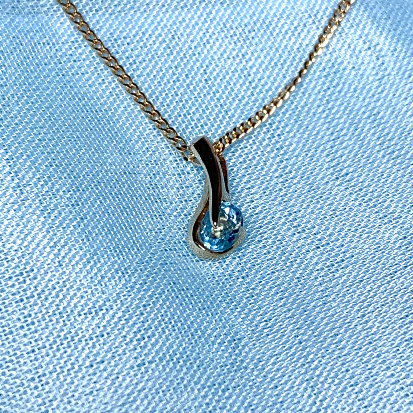 Yellow gold blue topaz necklace pendent
