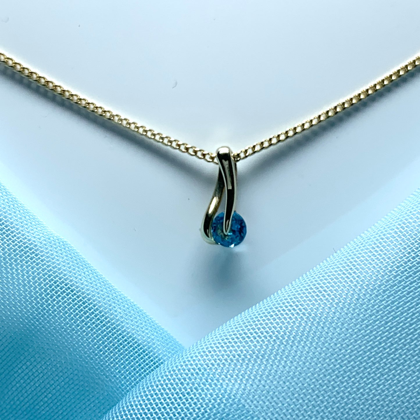 Yellow gold blue topaz necklace pendent