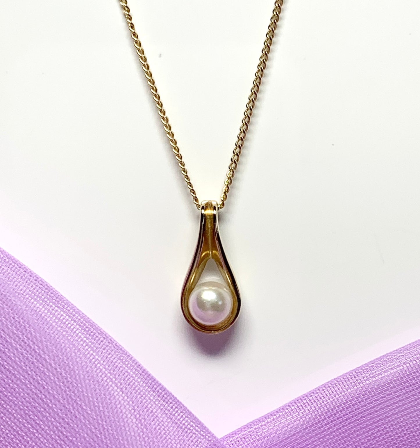 Yellow gold oval cultured pearl necklace swirl fancy