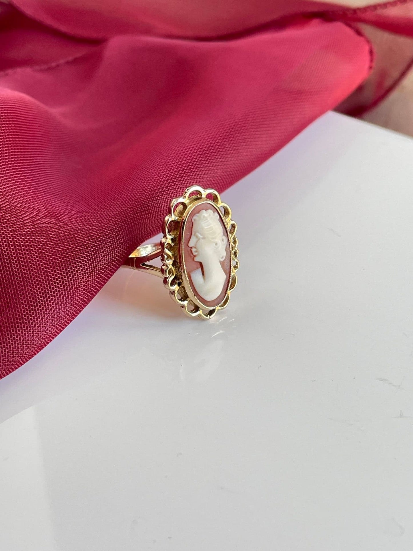 Oval Cameo shell yellow gold ring