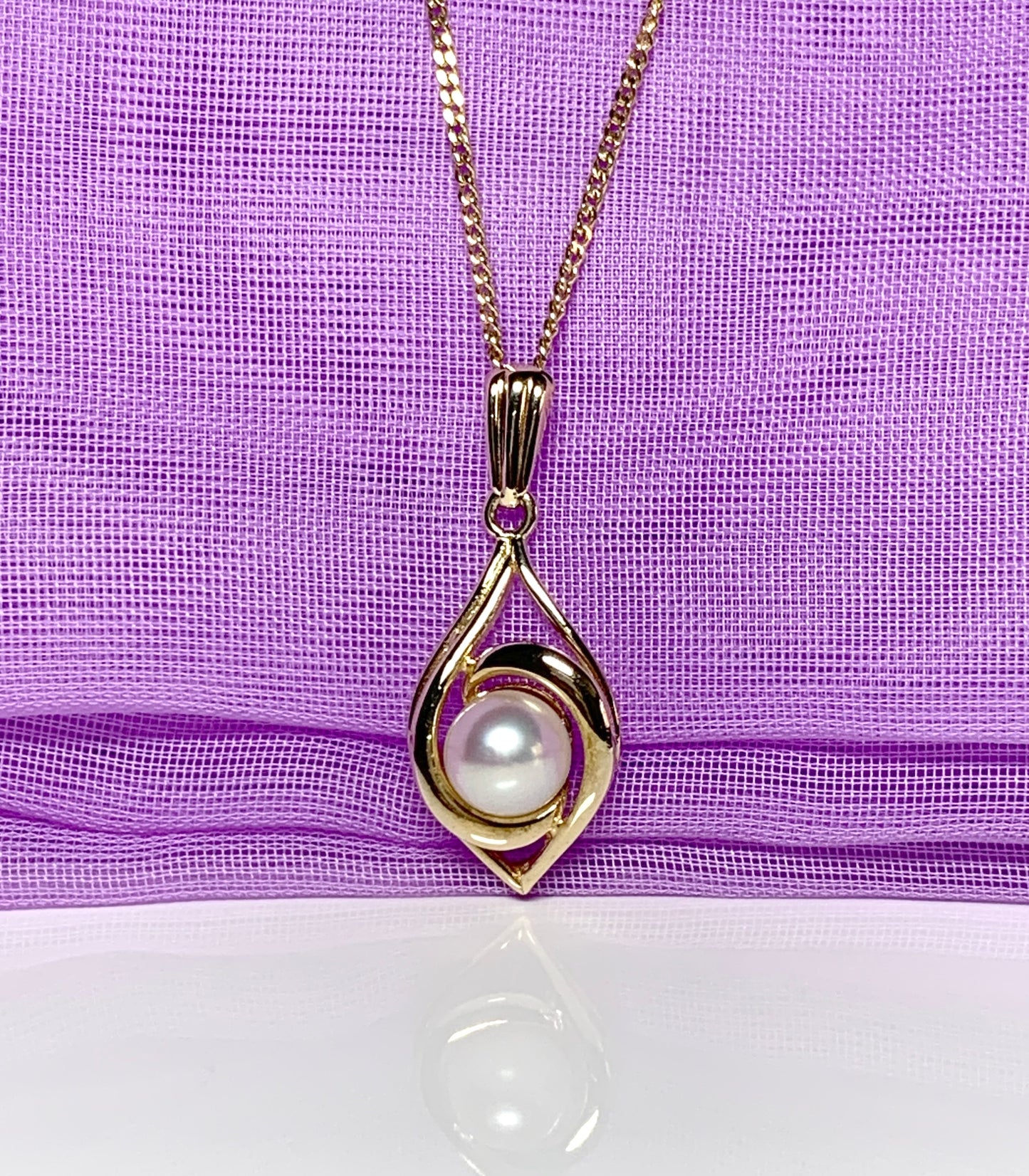 Yellow gold oval cultured pearl necklace fancy swirl