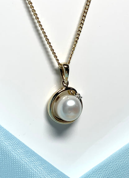 Real pearl and diamond necklace freshwater cultured cubic zirconia yellow gold pendant