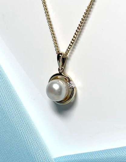 Real pearl and diamond necklace freshwater cultured cubic zirconia yellow gold pendant