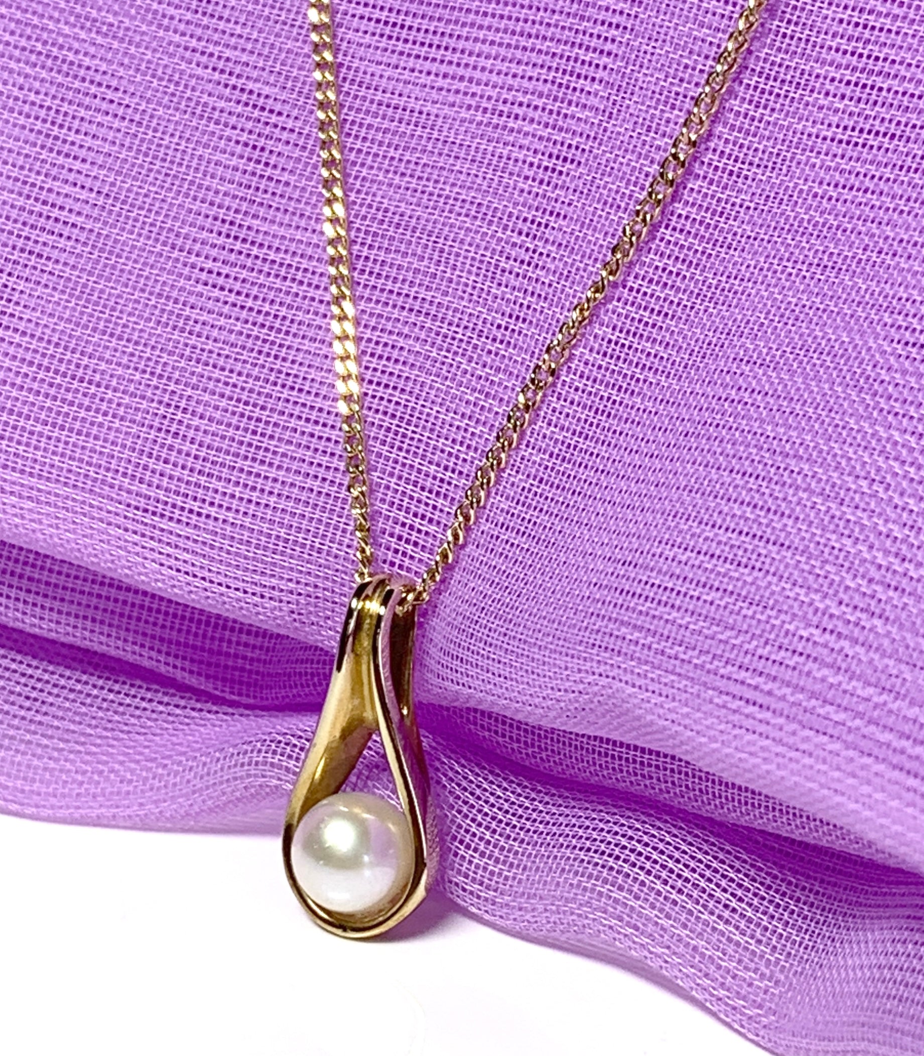 Yellow gold oval cultured pearl necklace swirl fancy