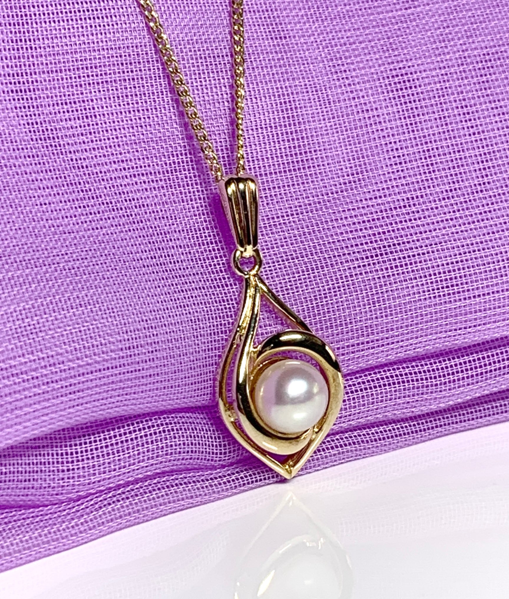 Yellow gold oval cultured pearl necklace fancy swirl