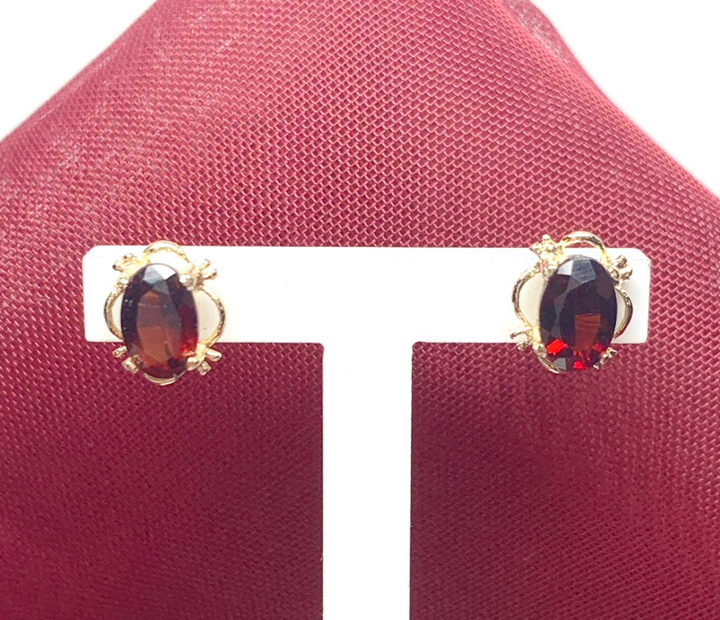 Oval yellow gold real garnet stud earrings