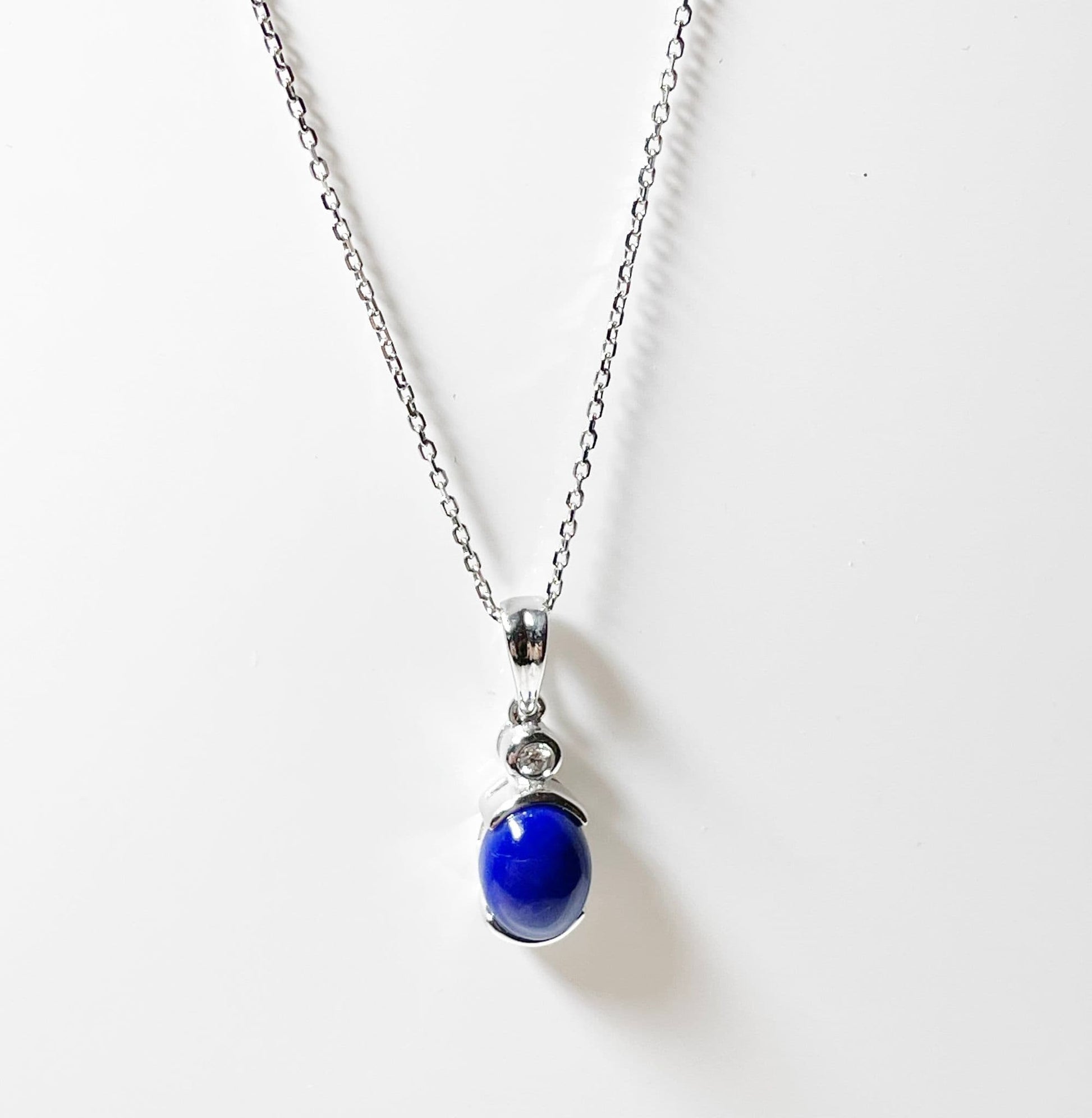 Blue lapis lazuli and diamond oval white gold necklace