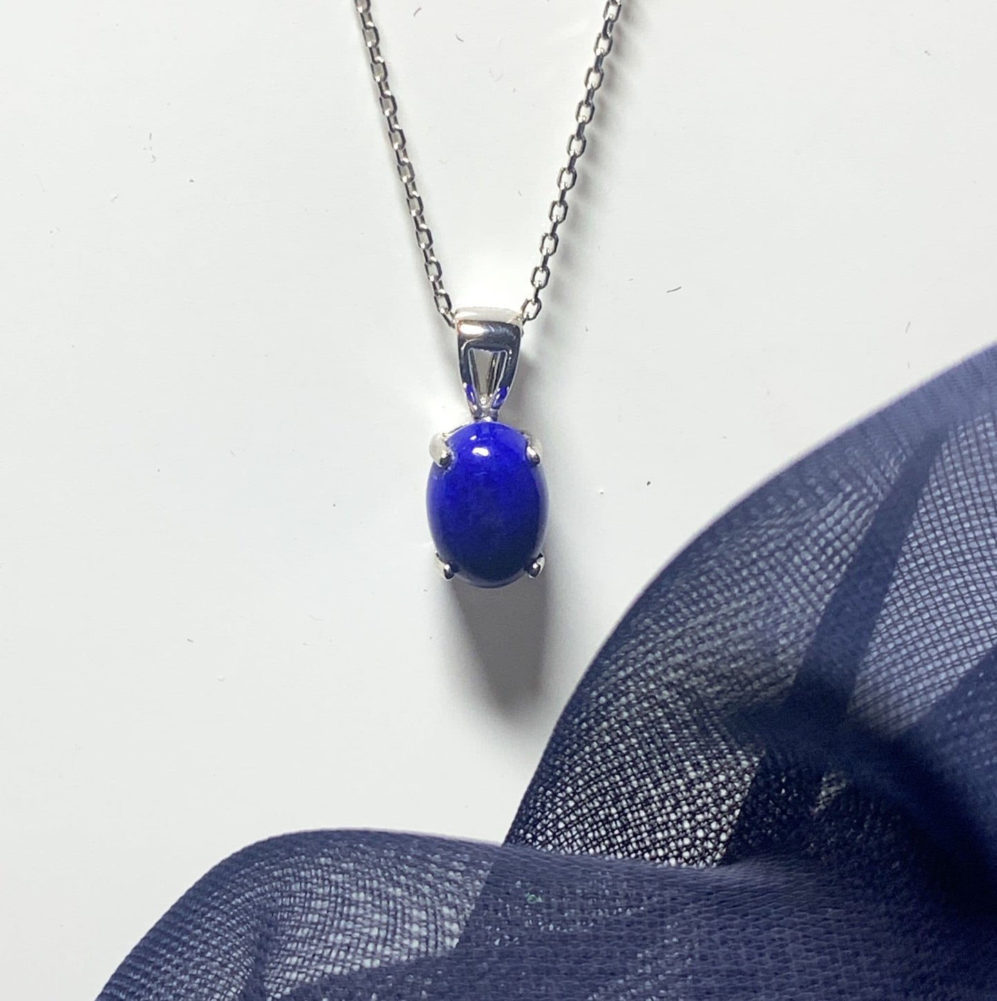 Blue lapis lazuli oval white gold necklace