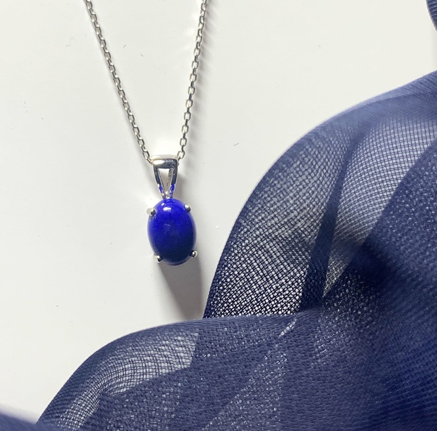 Blue lapis lazuli oval white gold necklace