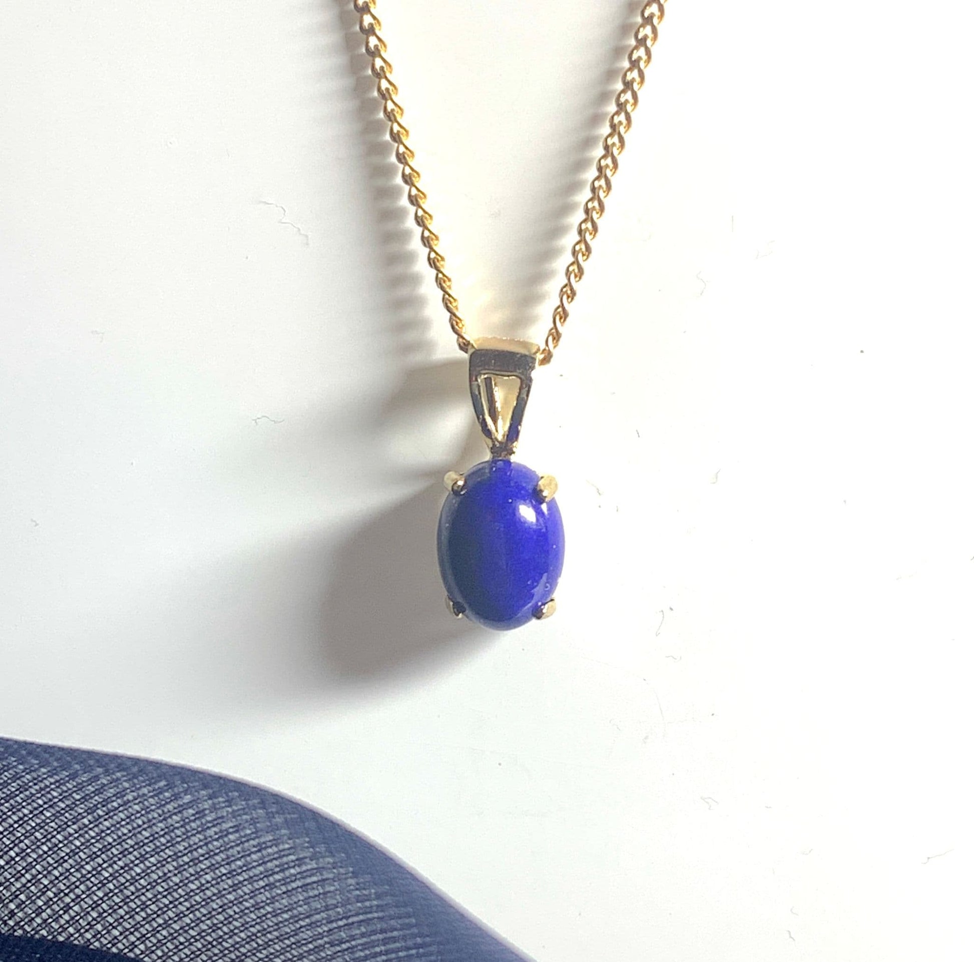 Blue lapis lazuli oval yellow gold necklace