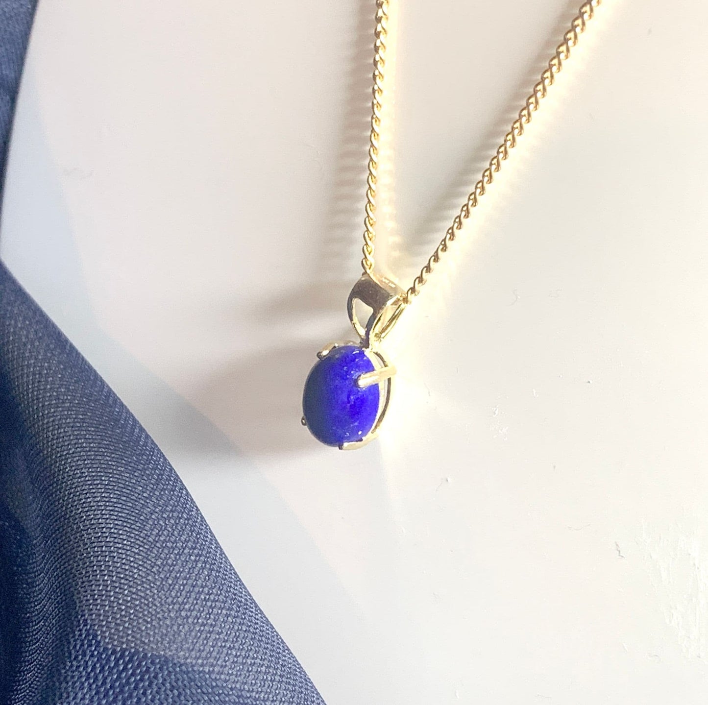 Blue lapis lazuli oval yellow gold necklace